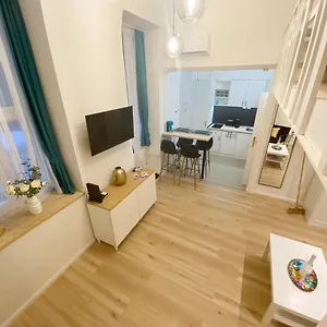  Apartment Goldart Design In The Heart Of